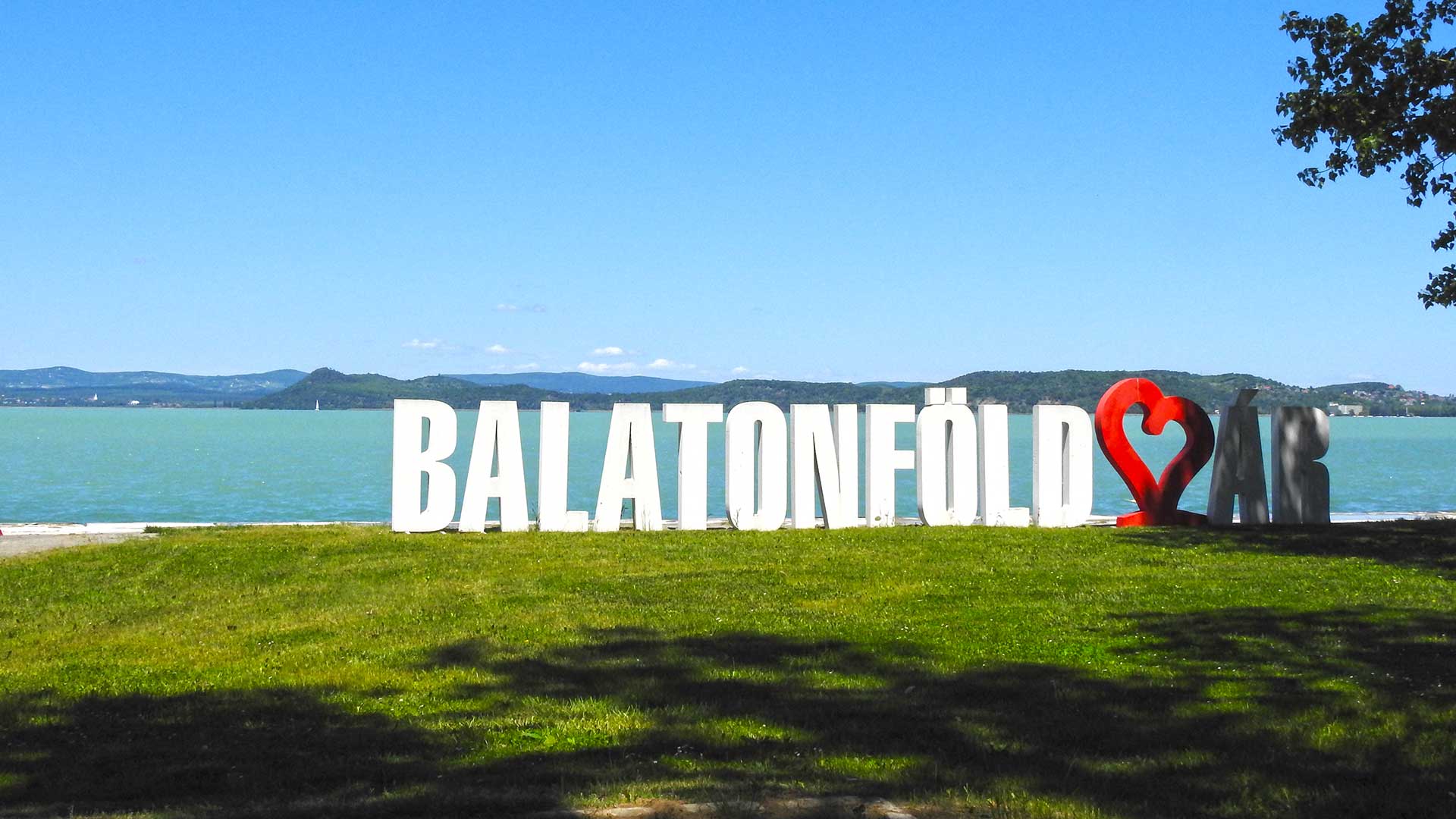 Balatonföldvár vezetősége, jelentős erőfeszítéseket tesz, a parkok, sétányok, közterek rendezettségéért, a virágosításért